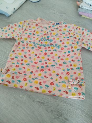 Pull rose avec dessins