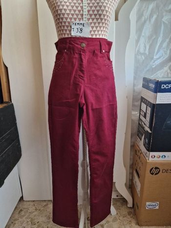 Jeans, bordeaux,taille haute, forme régular, neuf, longueur 103cm,avec strass sur poches