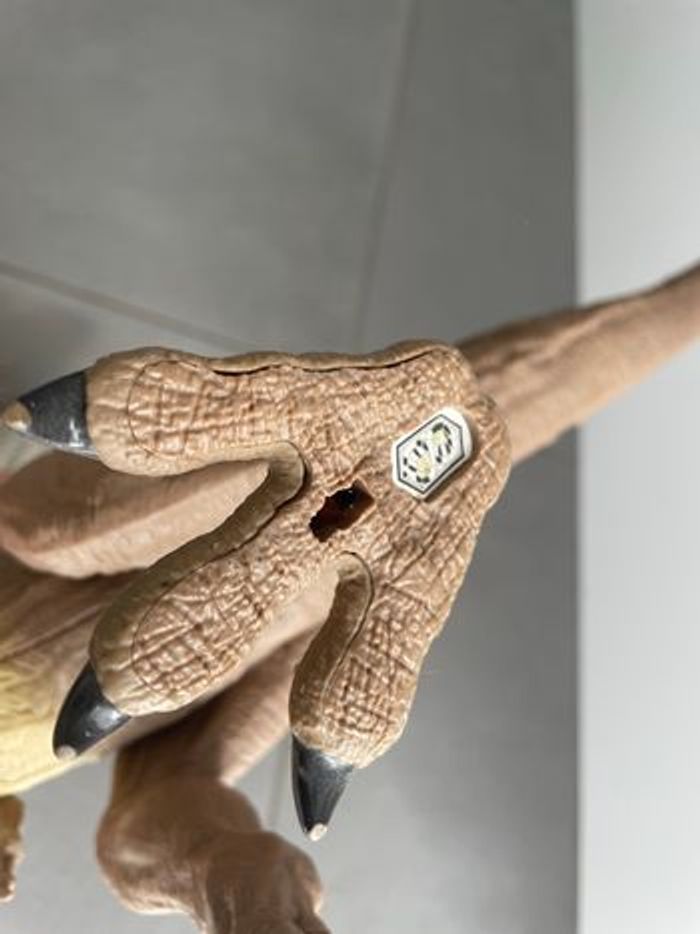 Lot de 2 dinosaures Jurassic World Figurine  Piles à changer - photo numéro 3