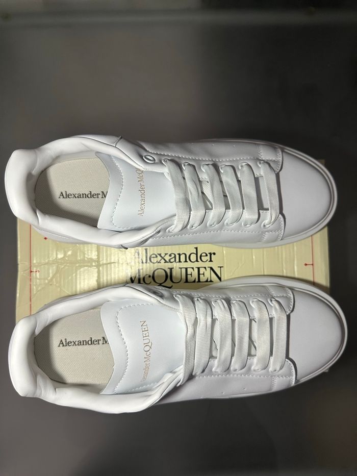 Sneakers Alexander McQueen blanches – taille 45, boîte abîmée - photo numéro 5