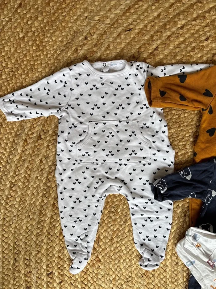 Lot de bodies et pyjamas - 3 mois - excellent état - photo numéro 4