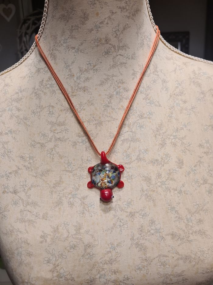 Collier. Tortue. Pâte de verre. Rouge. 30 cm. - photo numéro 3