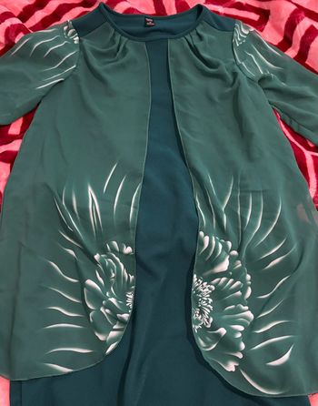 Robe verte fleurie
