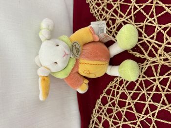 DOUDOU HOCHET BABY NAT LAPIN JAUNE ORANGE VERT 18cms grelot