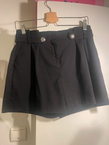 Short noir à boutons