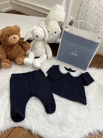 Ensemble bleu col à pois