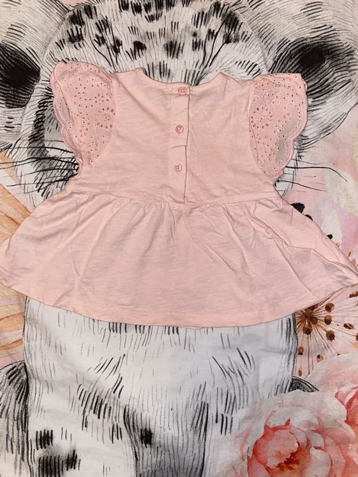Ensemble pantalon et 2 t-shirts, taille 6-12 mois, marque BabyGap. - photo numéro 7