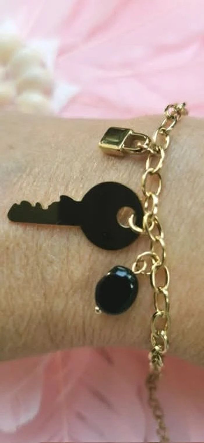 Bracelet mailles larges réglable acier inoxydable or breloques xl clef cadenas perle noire