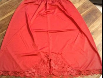 Jupon rouge  - Dentelle  -  54/56 -  NEUF