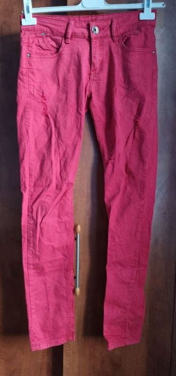Jeans rouge avec trous et effet usé taille 40