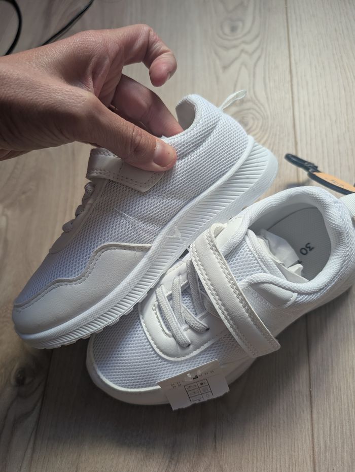 Baskets blanches pointure 30 Neuves étiquette - photo numéro 3