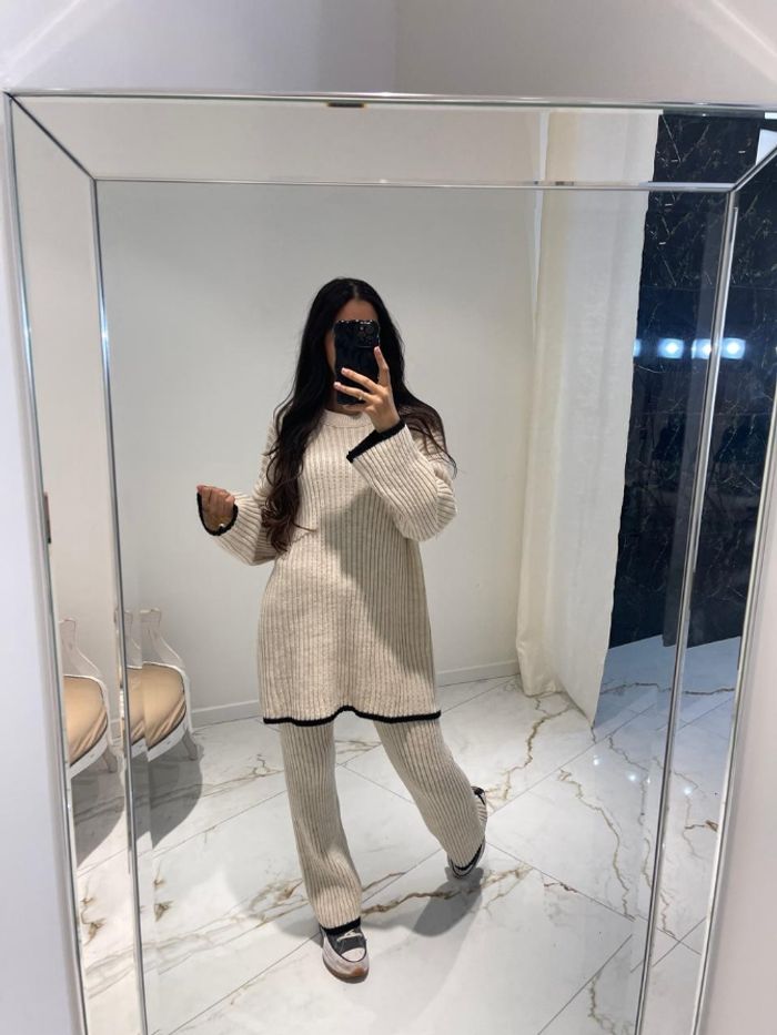 Magnifique ensemble pull + pantalon très tendance L'ensemble est neuf avec étiquette 🏷