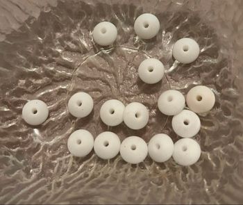 Perles blanches plates