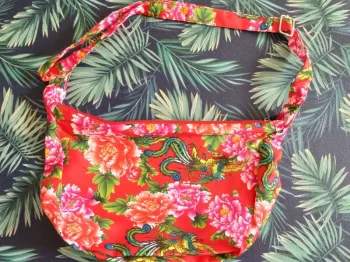 Joli sac à main femme rouge neuf, motif asiatique et fleuri