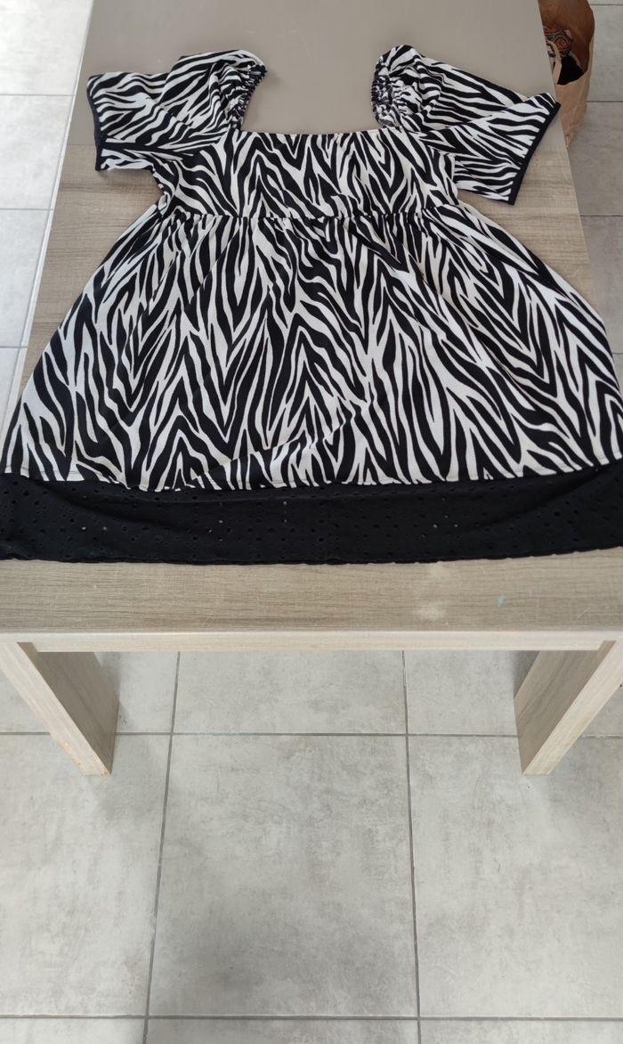 Robe couleur noir et blanche stylé zebré marque Primark taille 2XL - photo numéro 3