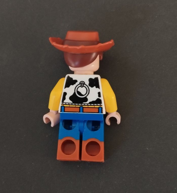 Lego personnage Woody toy story - photo numéro 2