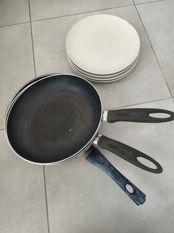 Lot poêle et assiettes