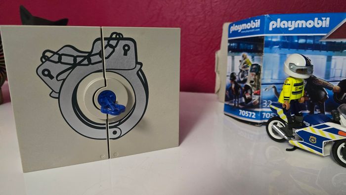 Lot playmobil : voleur et policier et poste police transportable - photo numéro 6