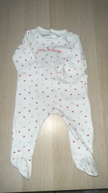 Vend pyjama motif pomme taille 9 mois marque obaibi très bonne état