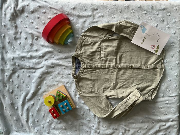 chemise manches longues vert amande poche poitrine 4/5 ans primark