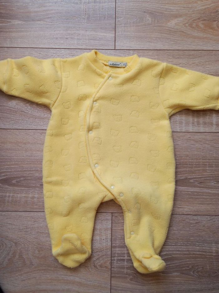 Surpyjama jaune marque In Extenso 1 mois
