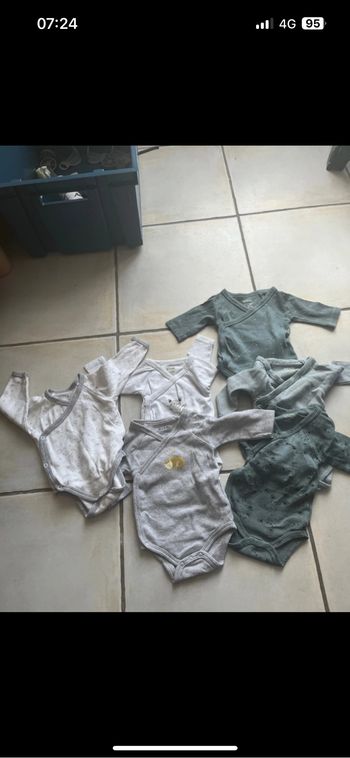 6 bodies KIABI 1 mois