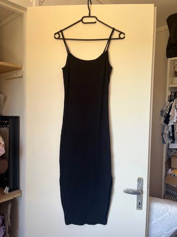 Belle robe noire avec ouverture sur la jambe, taille 34