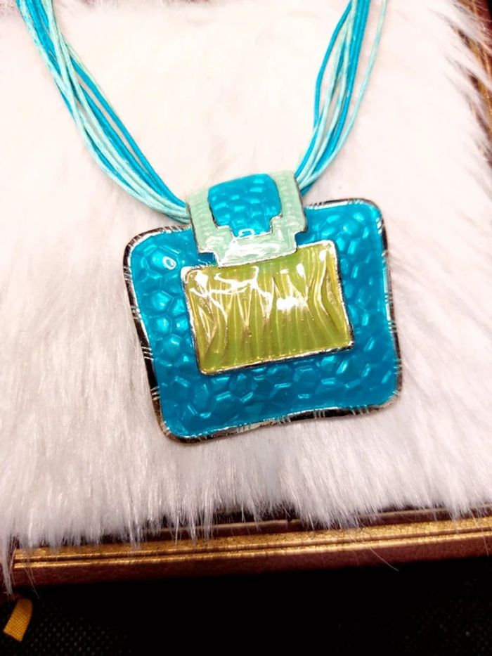 Magnifique collier cordelette bleu avec médaillon nacré vintage 00's Y2k - photo numéro 2