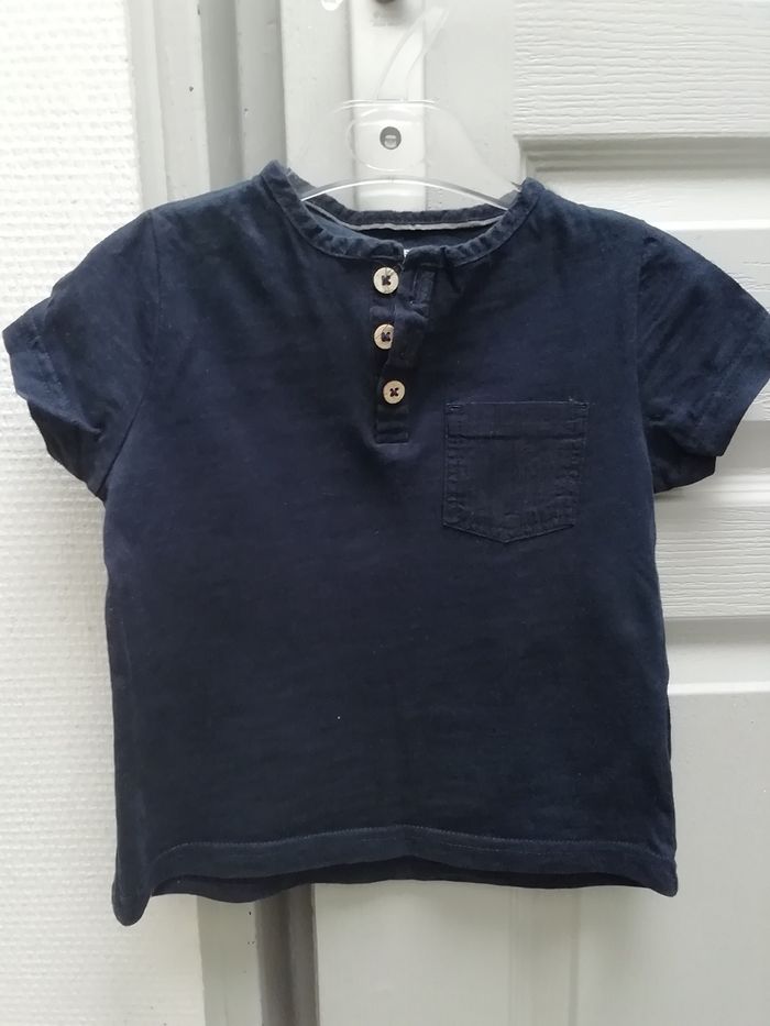 Vends t-shirt garçon été bleu marine avec poche et 3 boutons sur le devant.