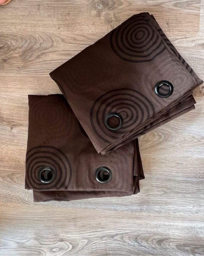 Double rideaux marron chocolat.