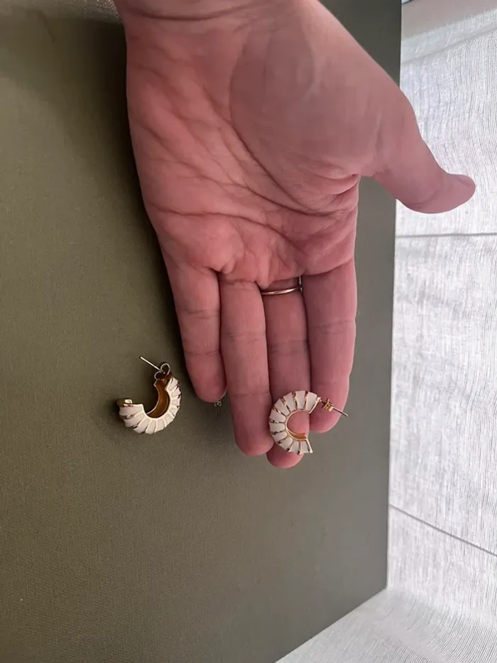 Boucle d’oreilles blanche et doré arrondies - photo numéro 6