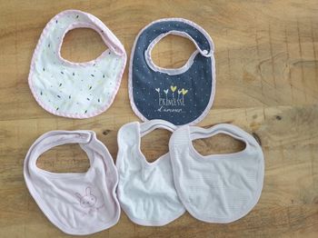 Lot 5 petits bavoirs