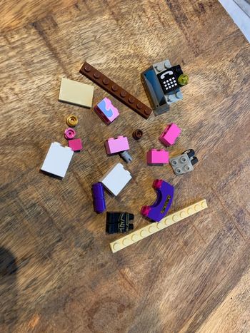 Petit lot de lego dont jambe et téléphone roue