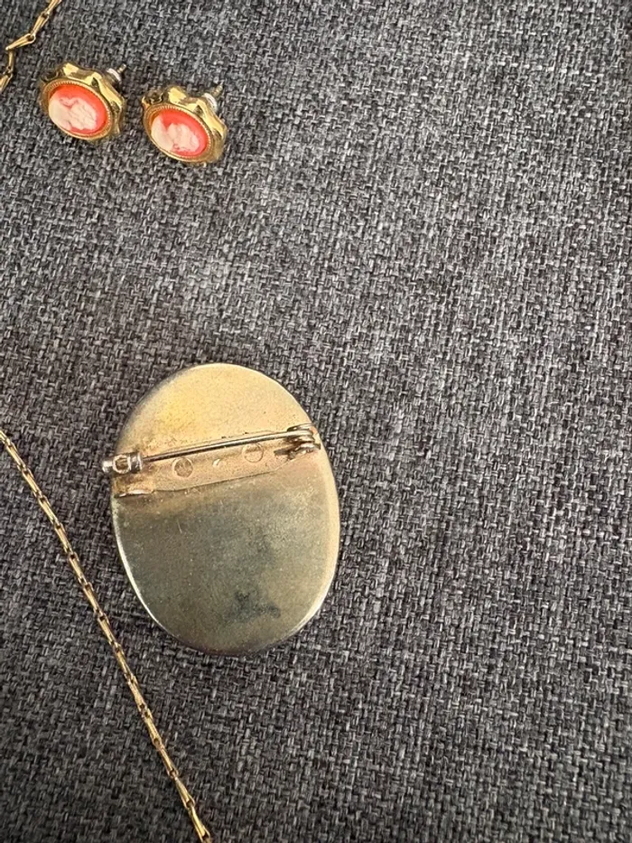 Ensemble collier/ boucle d’oreilles et pin’s - photo numéro 7
