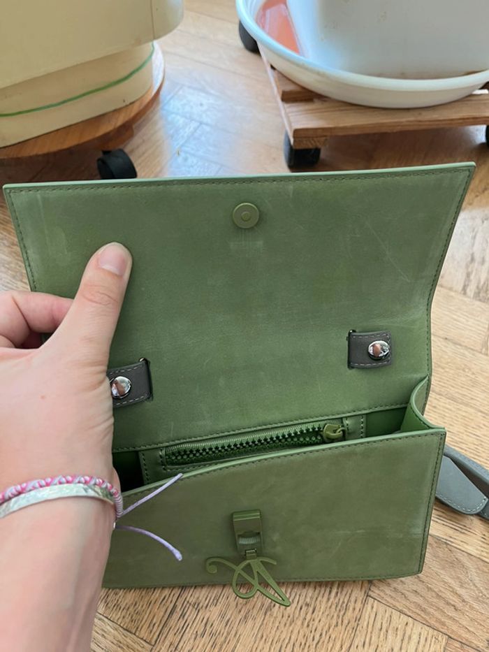 Petit sac vert marque arigato Très bon état - photo numéro 6