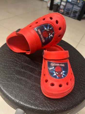 Sabots rouge garçon avec lanière motif spiderman taille 24-25