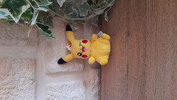 Peluche porte-clés neuve Pikachu Pokemon Tomy 2017