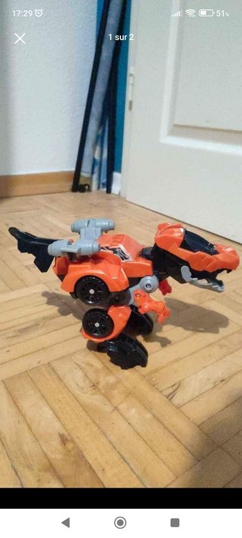 Robot dino-voiture.