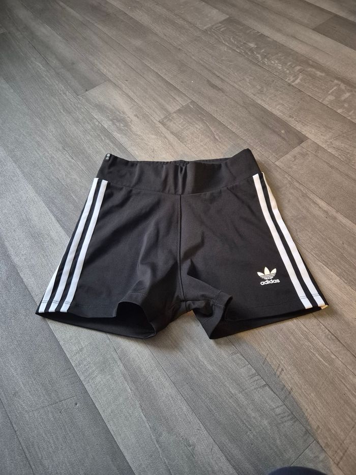 Short Adidas moulant taille haute S neuf