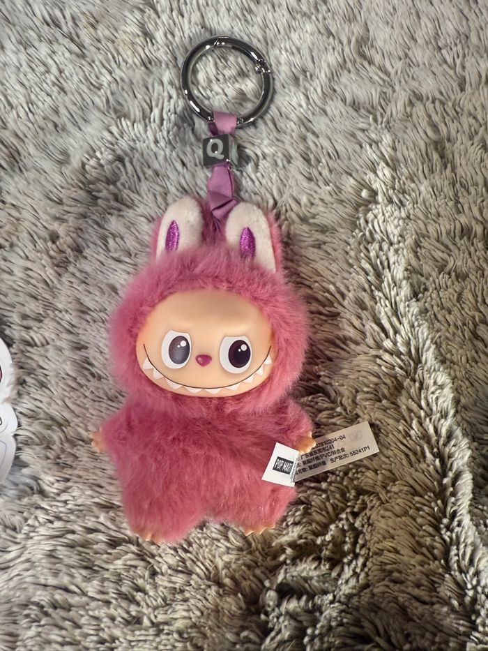 Labubu pin for love lettre Q - photo numéro 2