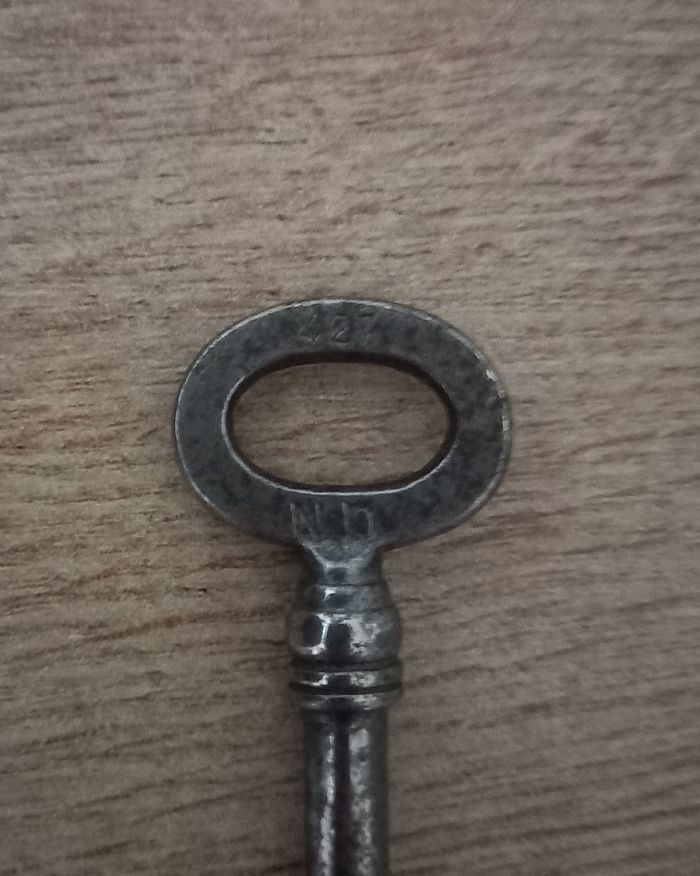Clé ancienne en métal 9,1 cm " 427 ND / 741 N " - photo numéro 7