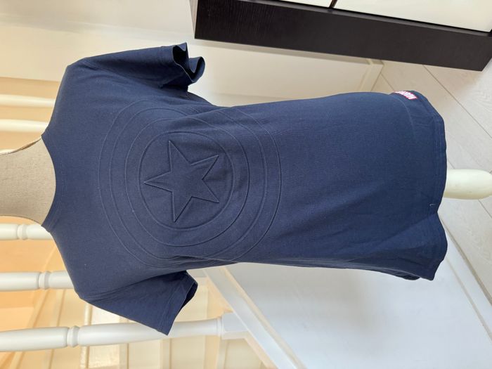 T-Shirt Marvel bleu marine avec bouclier en imprimé gaufré - photo numéro 2