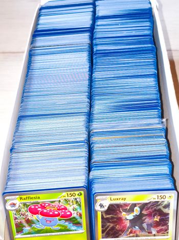 Lot de 100 cartes Pokémon VF en très bon état 