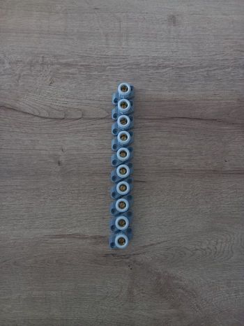 Barette de 10 bornes anti-cisaillement LEGRAND 2×10 mm2.