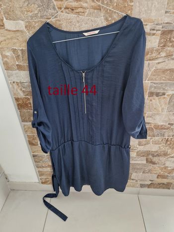 1 robe couleur bleu marine  marque camaieu  taille 44