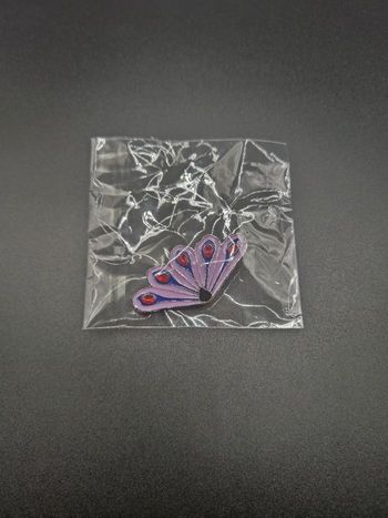 Bijou Miraculous du Paon broche – univers Ladybug (livre)