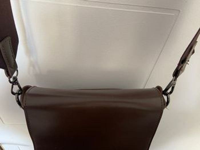 Sac bandoulière Claudia Canova – chocolat marron, très bon état - photo numéro 4