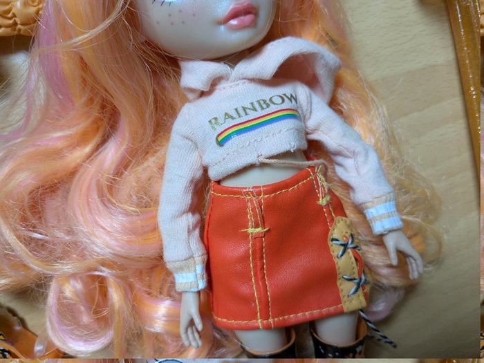 Poupée rainbow high Poppy Rowan avec papillons, socle, accessoires, chaussures et tenues - photo numéro 4