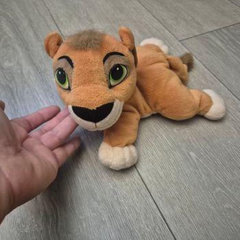 Peluche lionceau couché. Taille 24 cms