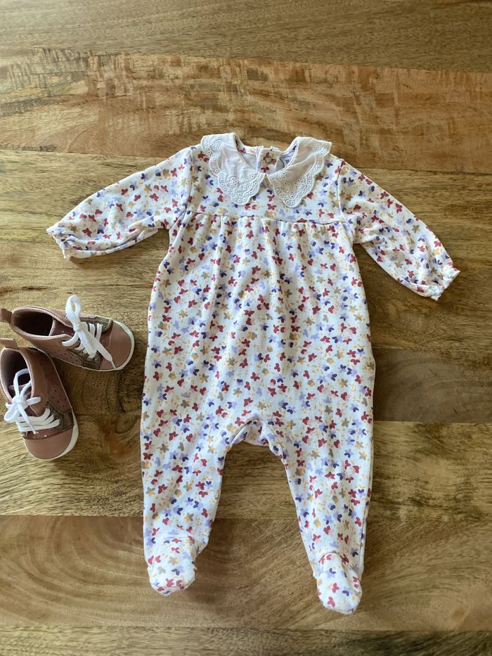 Pyjama touché velours motif fleurs col dentelle 3 mois coton très bon état